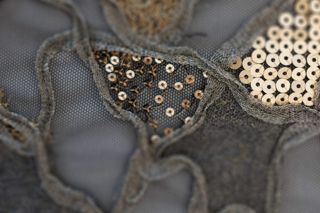 Ricamo cornely con nastri e paillettes d'orate